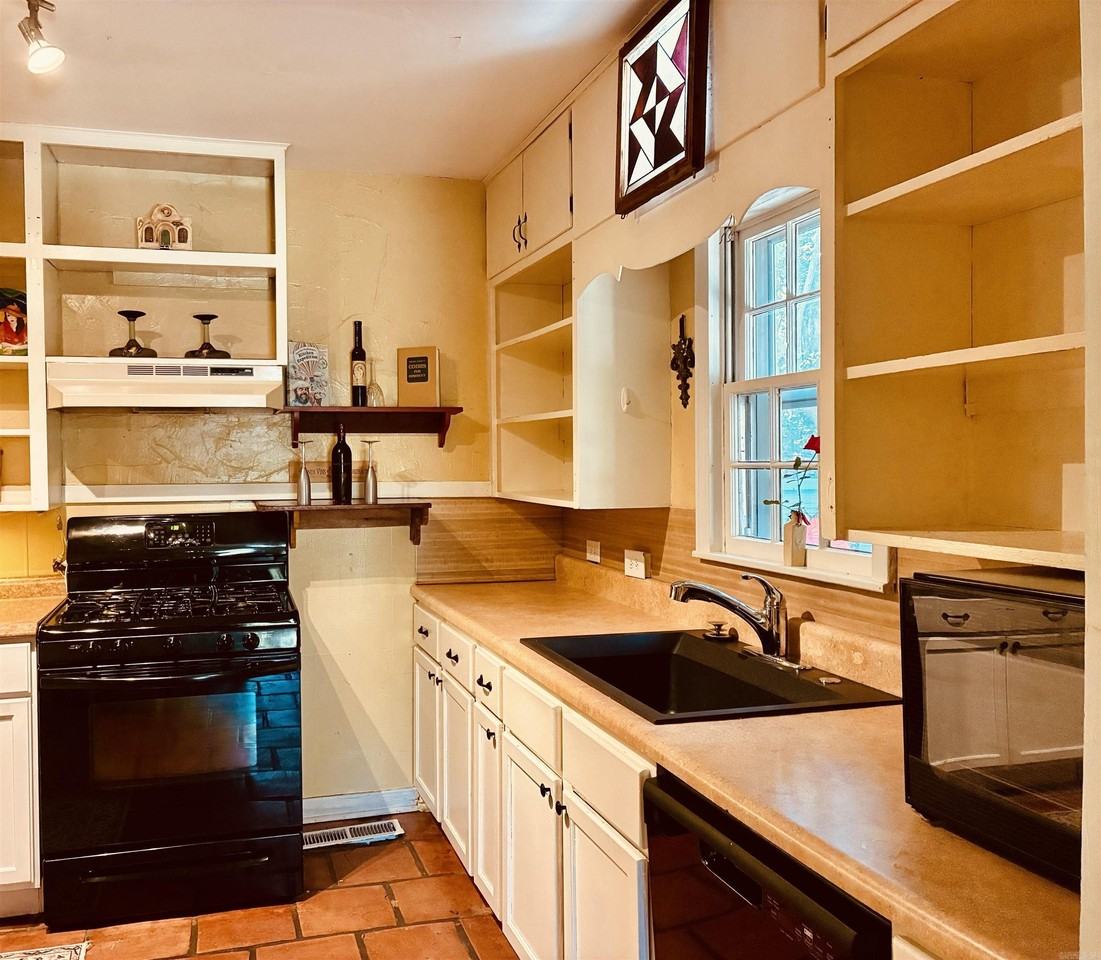 404 N Jackson St - Photo 7 of 18