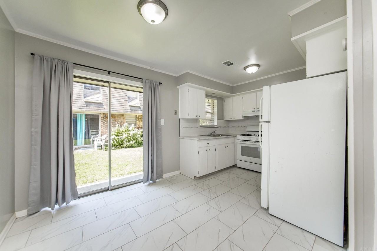 418 W 3rd St - Photo 6 of 34