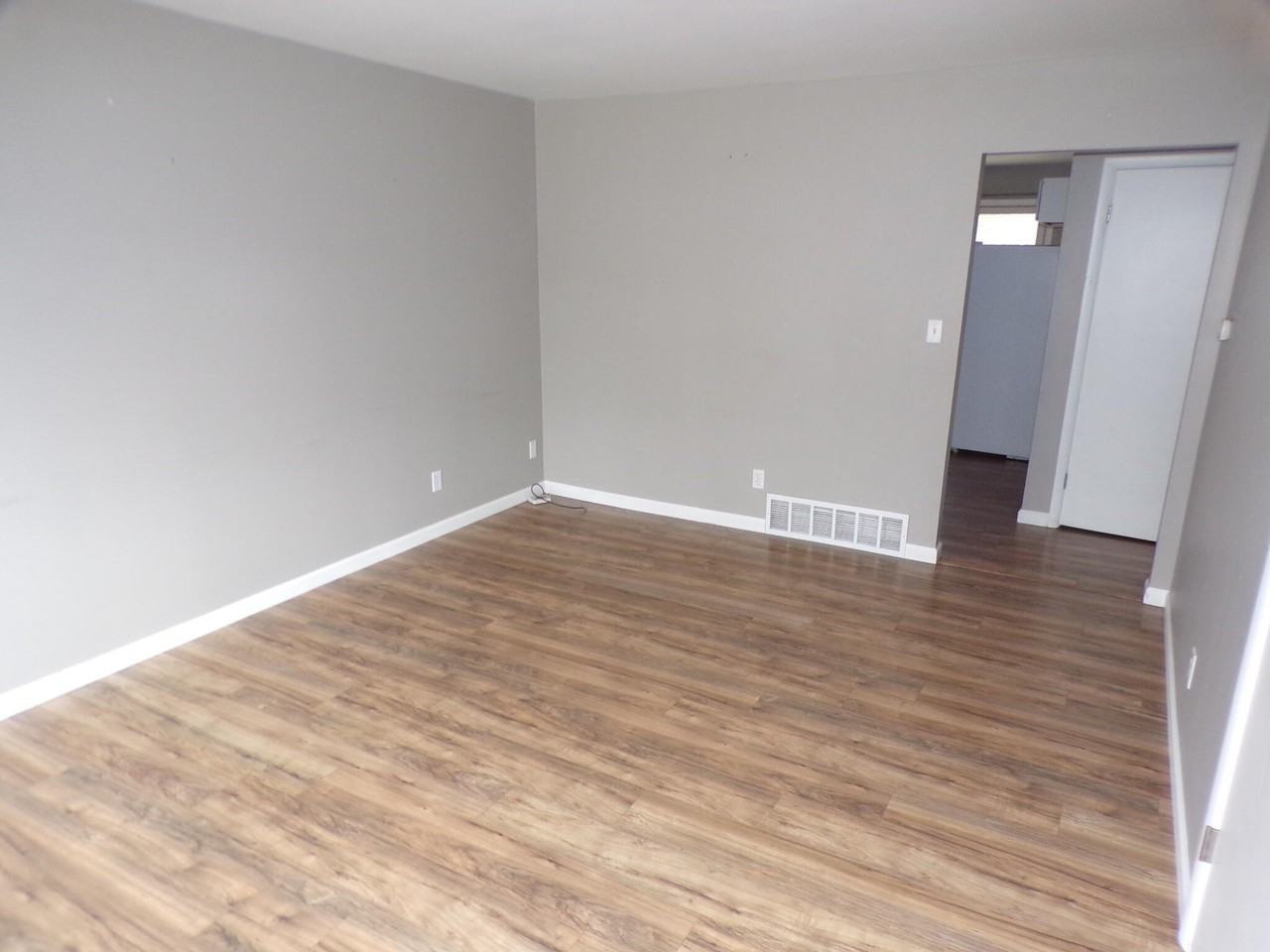 208 N Division St - Photo 2 of 16