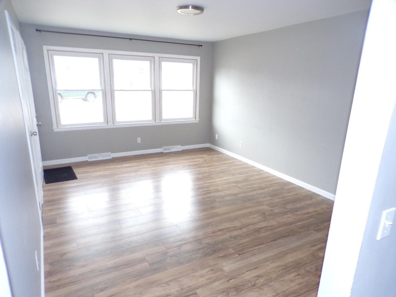 208 N Division St - Photo 3 of 16