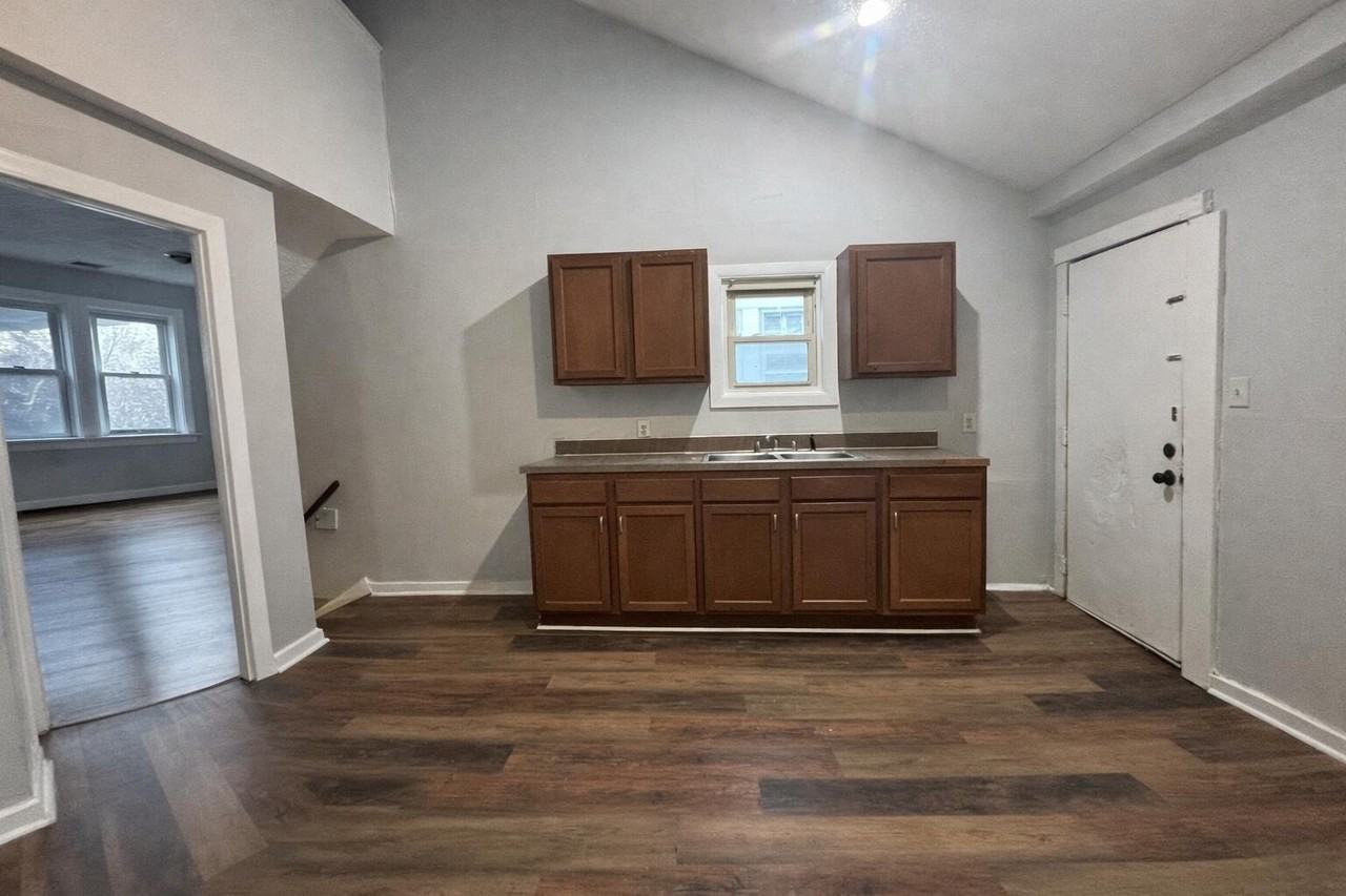 770 N Dawson Ave - Photo 5 of 11