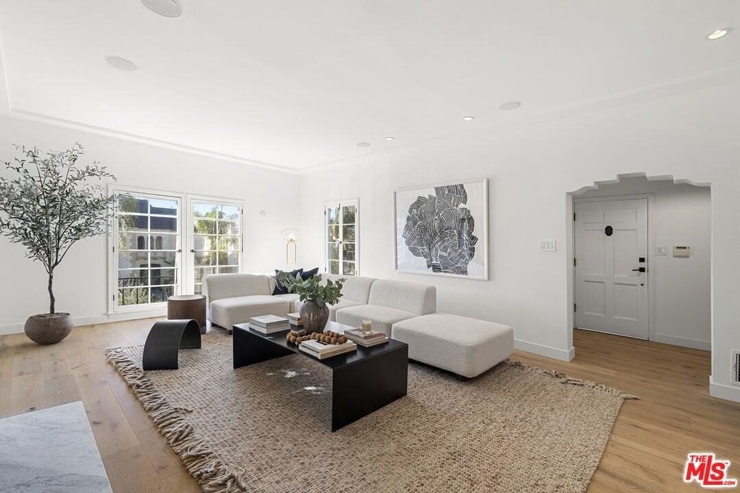 1064 S Alfred St - Photo 2 of 13