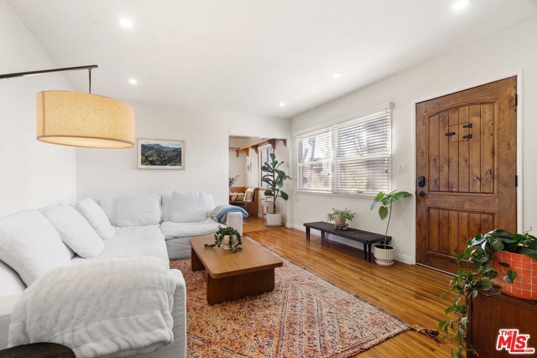 3972 Keeshen Dr - Photo 3 of 24