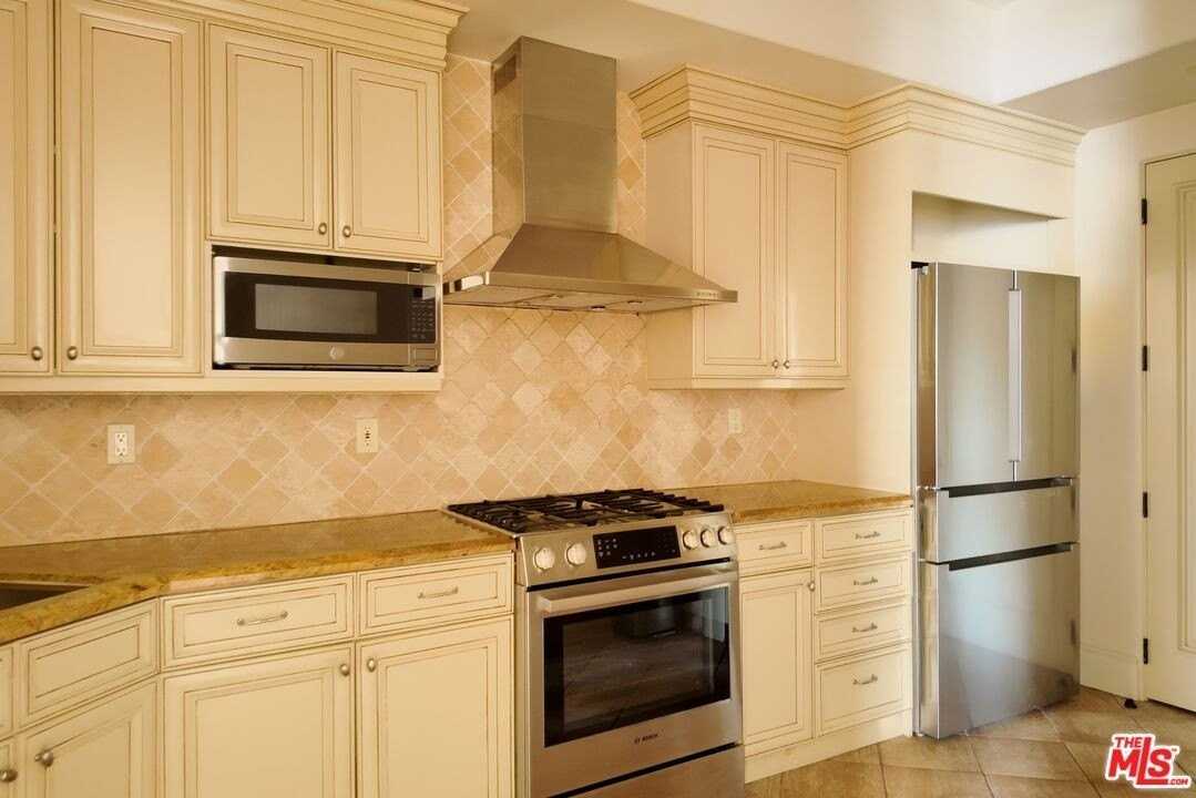 137 S Spalding Dr Unit 203 #203 - Photo 7 of 13