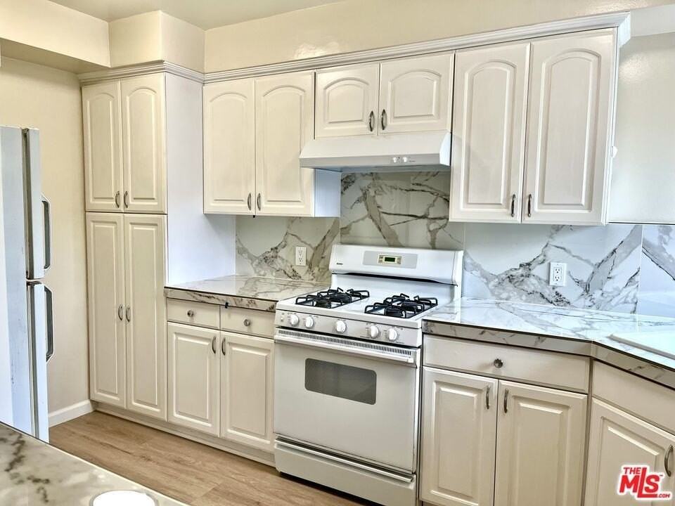 1033 Euclid St Apt 1 #1 - Photo 3 of 21