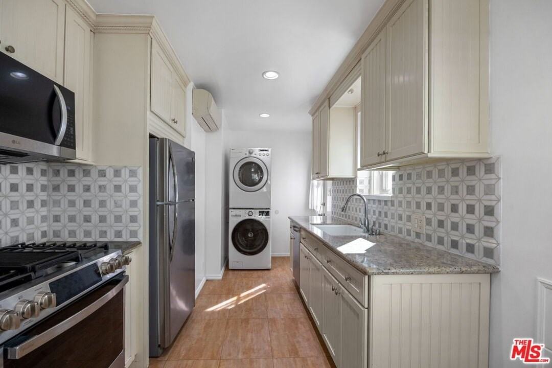 1512 Ocean Park Blvd Apt 1 #1 - Photo 6 of 15