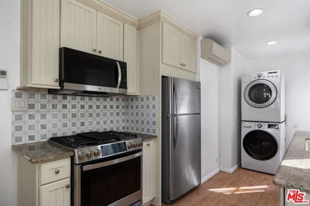 1512 Ocean Park Blvd Apt 1 #1 - Photo 7 of 15