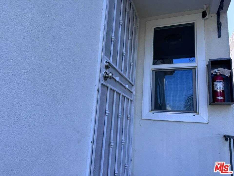 1101 Euclid St Apt E #E - Photo 4 of 25