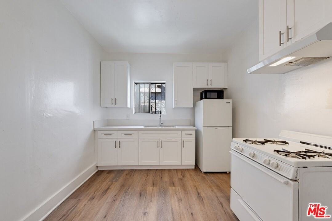 220 E Vernon Ave Unit 1/2 #1-2 - Photo 3 of 15