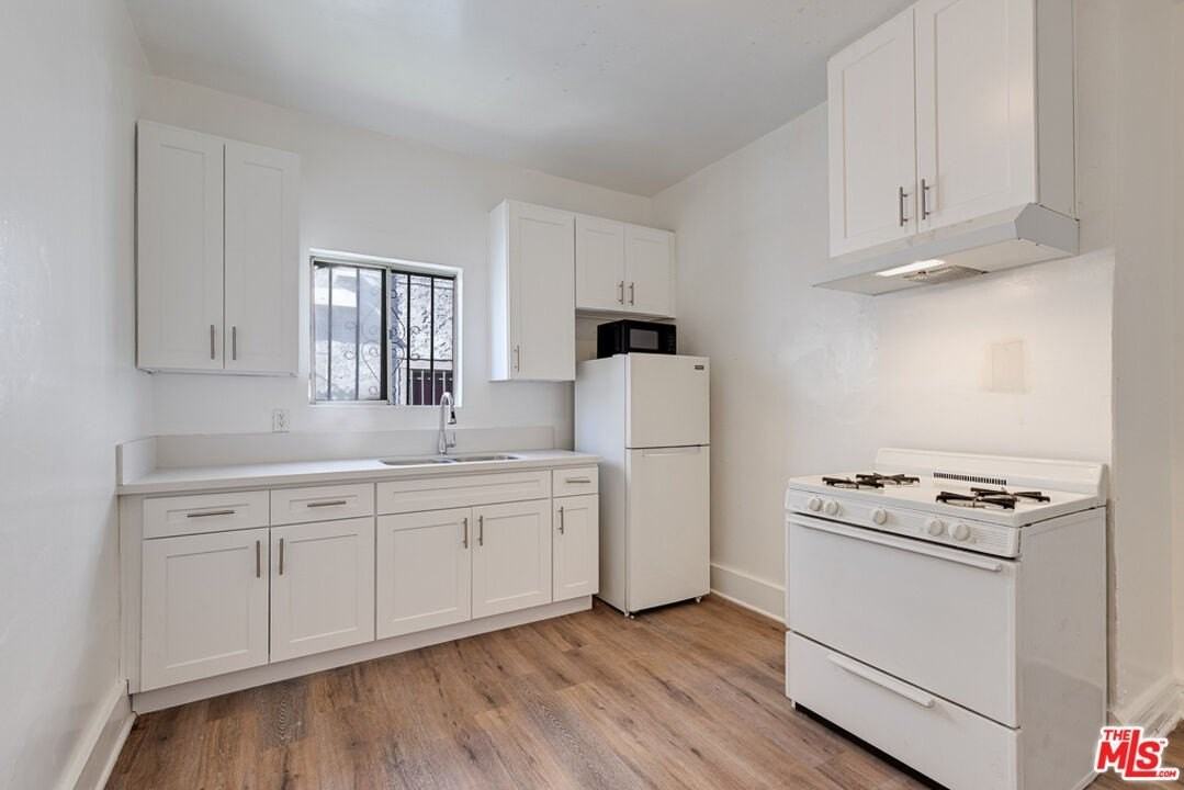 220 E Vernon Ave Unit 1/2 #1-2 - Photo 5 of 15