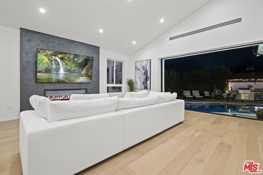 5715 Troost Ave - Photo 4 of 31