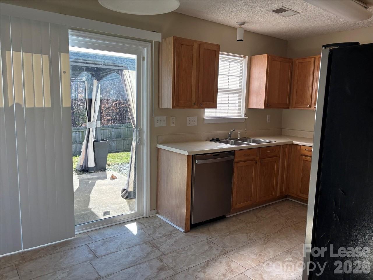 1641 Clooney Ln - Photo 3 of 28