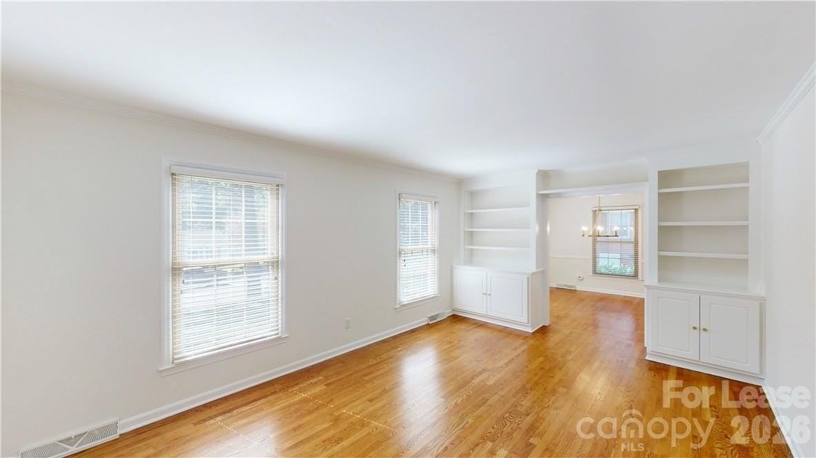 6810 Rosemary Ln - Photo 5 of 36