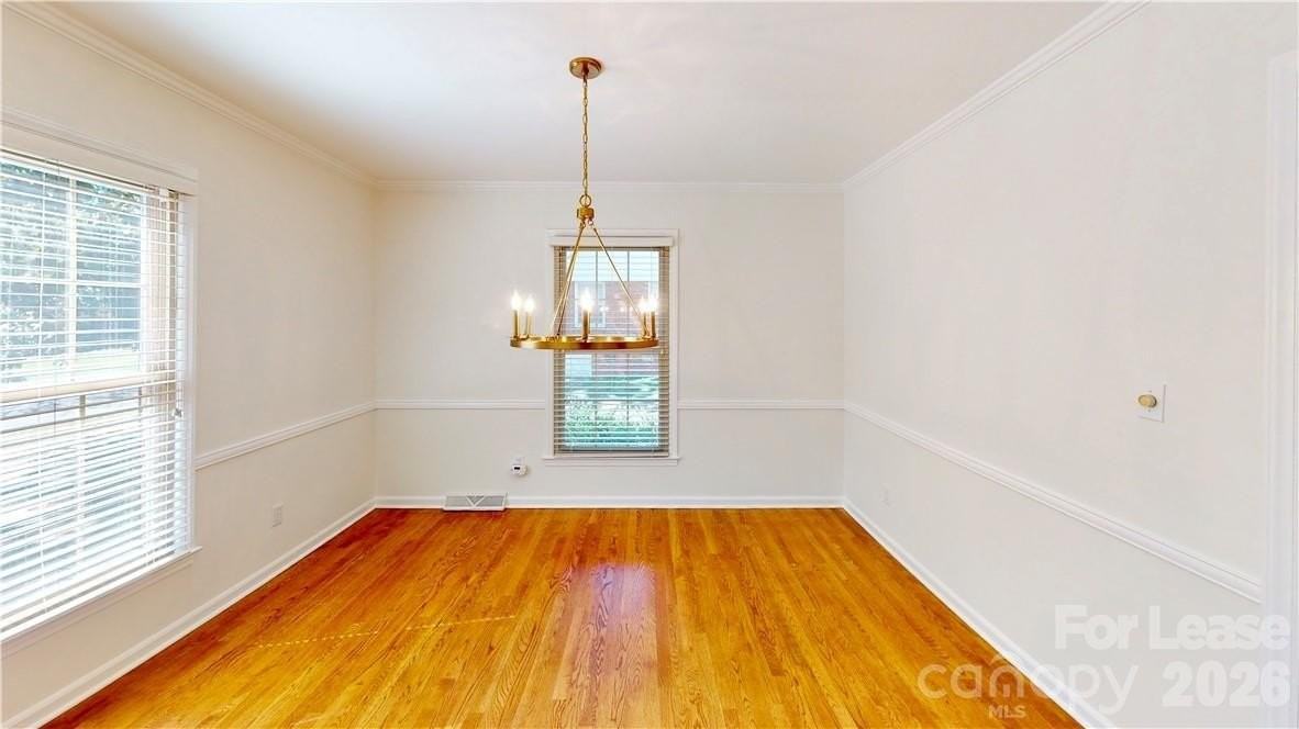 6810 Rosemary Ln - Photo 7 of 36