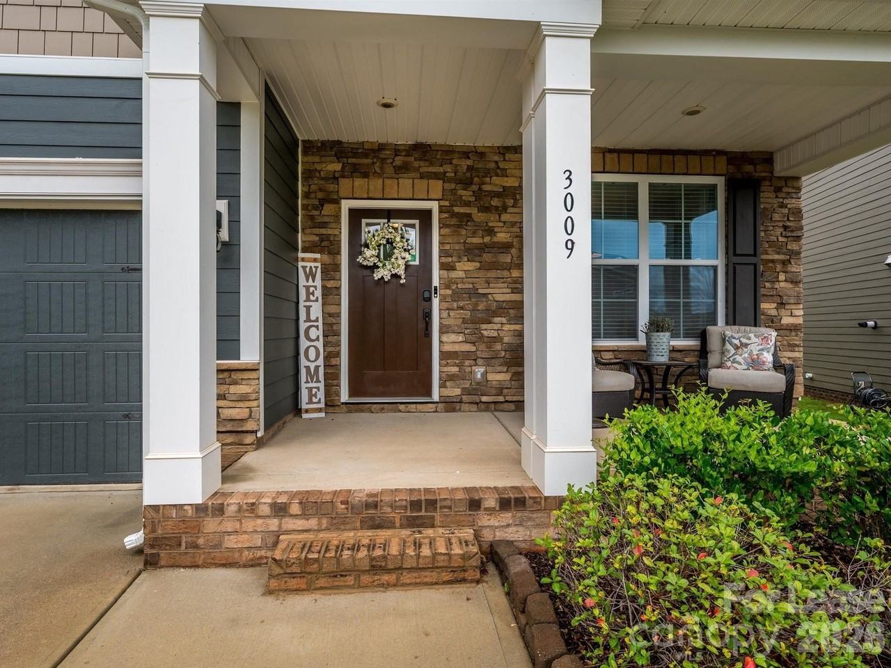 3009 Lydney Cir - Photo 2 of 37