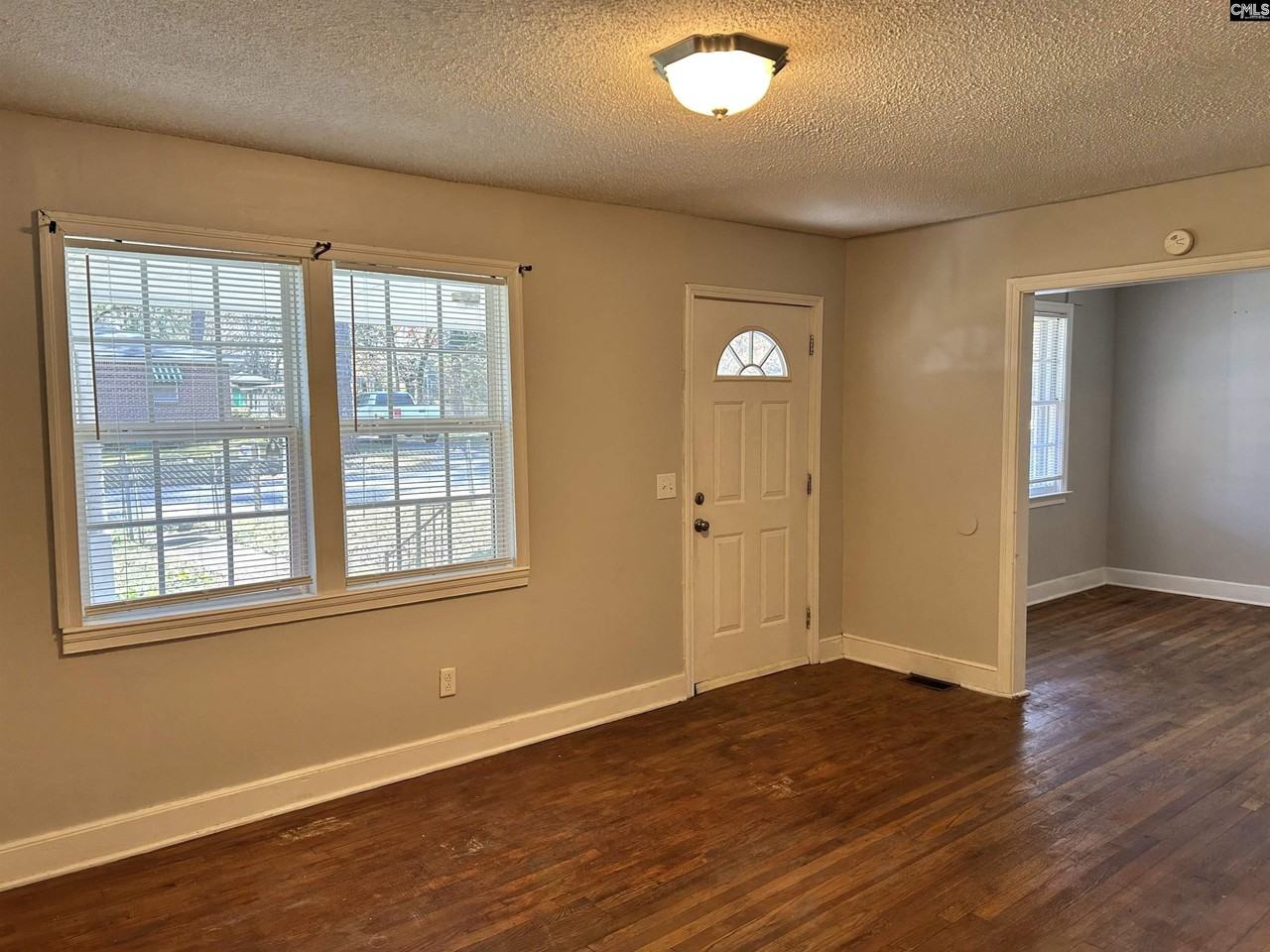 3025 Hammond Ave - Photo 4 of 37