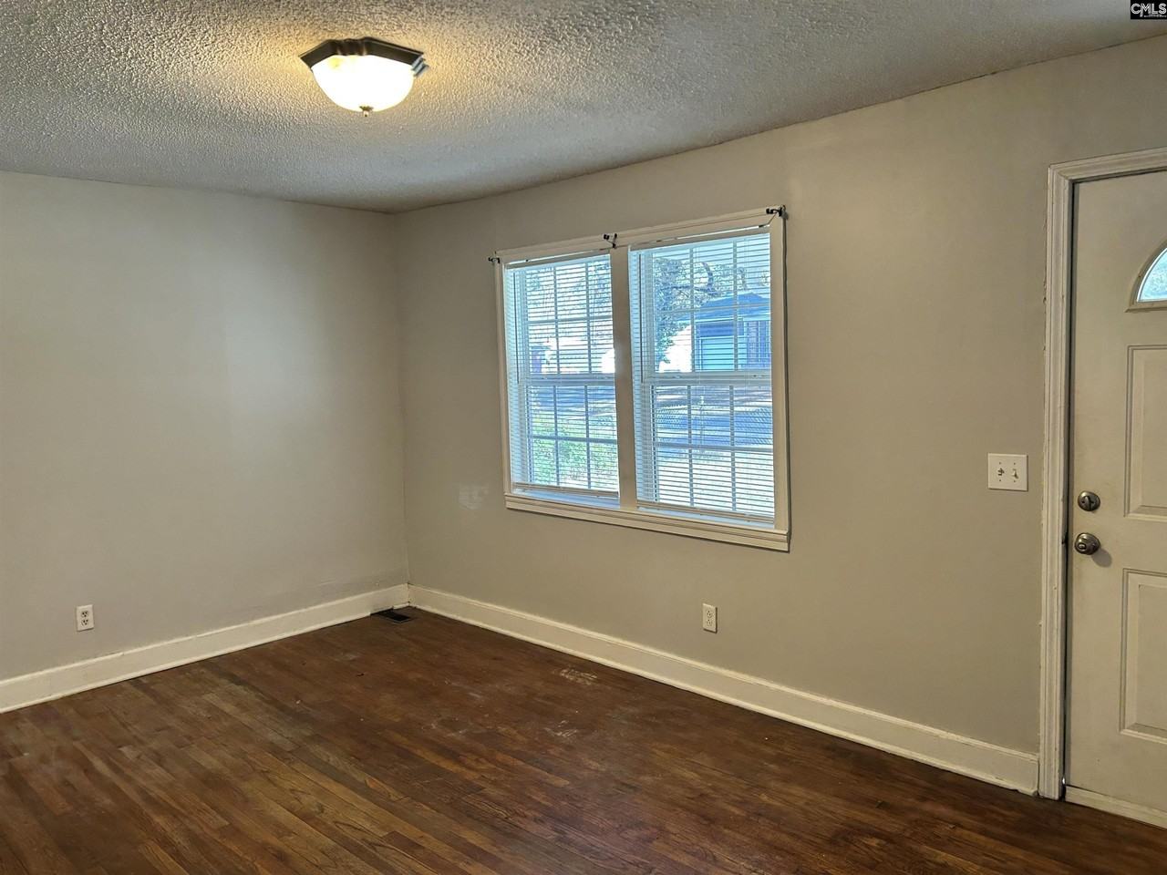 3025 Hammond Ave - Photo 6 of 37