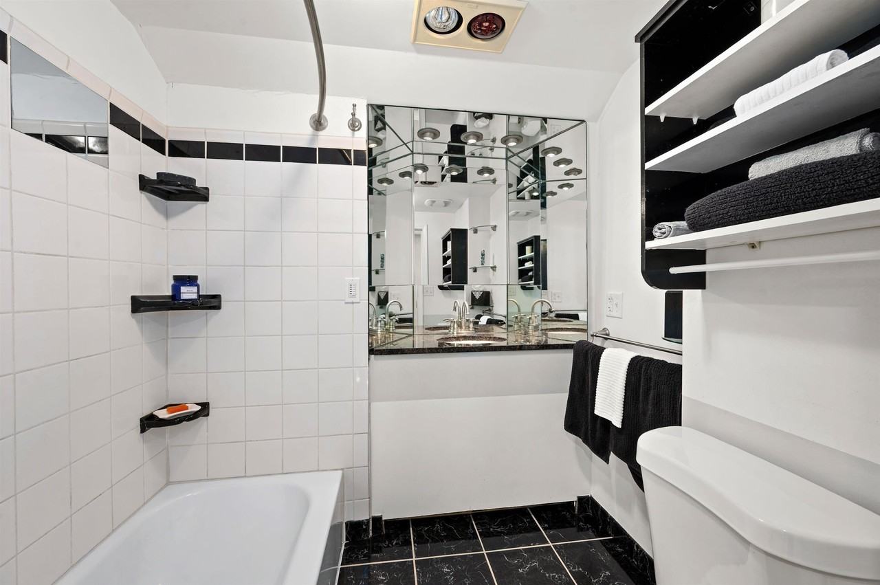 6223 Petre St - Photo 7 of 44