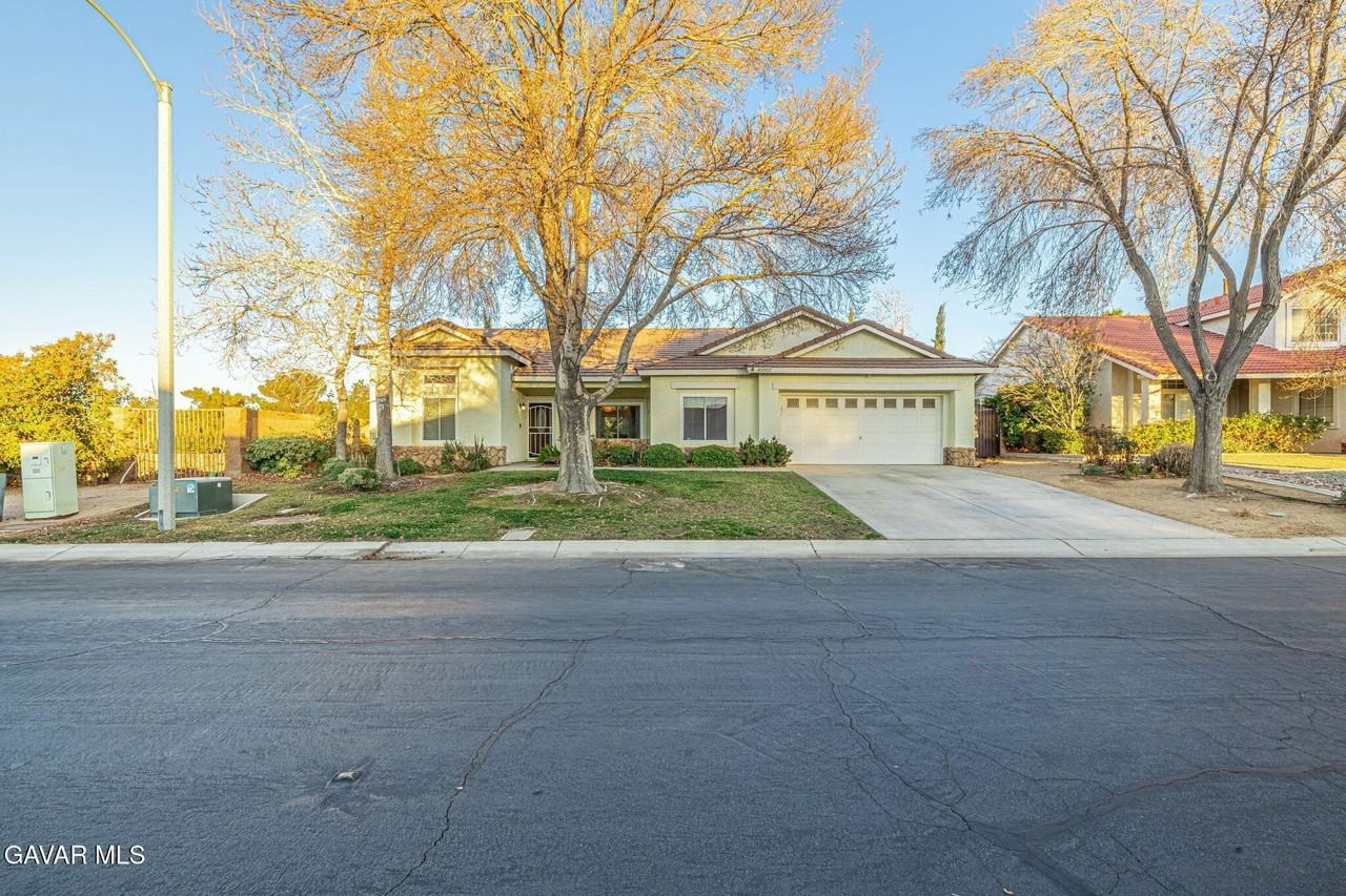 41002 Flagstone St - Photo 2 of 34