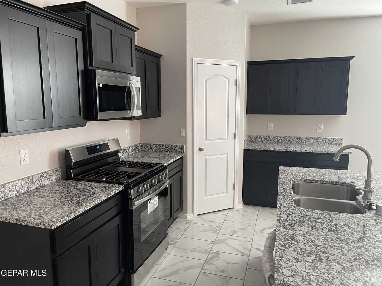 1685 Asbury St - Photo 6 of 16