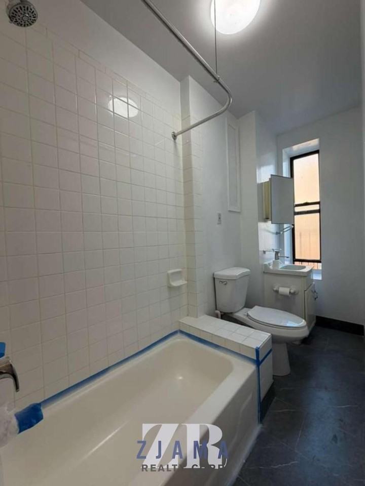 64 Herkimer St - Photo 4 of 5