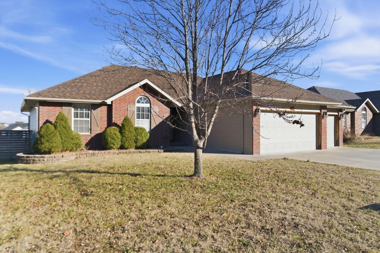 205 E Lapis Ave - Photo 2 of 26