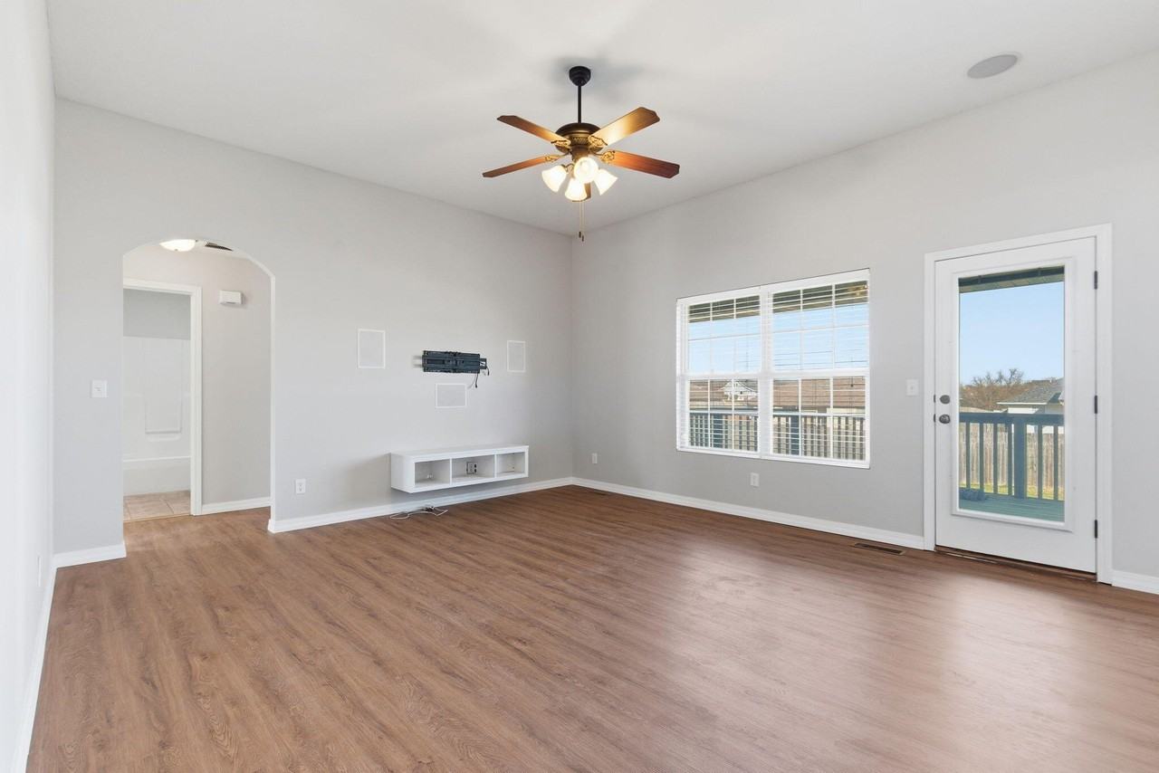 205 E Lapis Ave - Photo 4 of 26