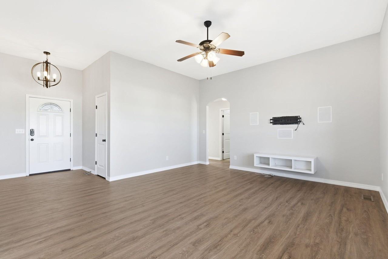 205 E Lapis Ave - Photo 5 of 26