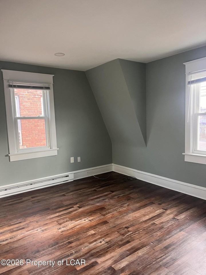 960 Wyoming Ave - Photo 3 of 8