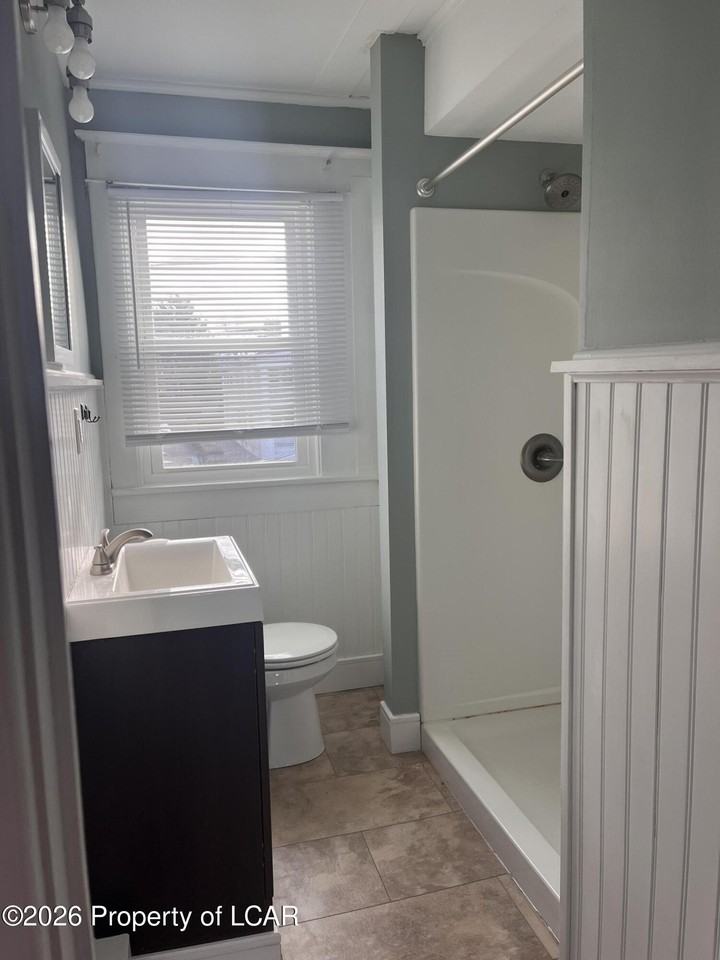 960 Wyoming Ave - Photo 4 of 8