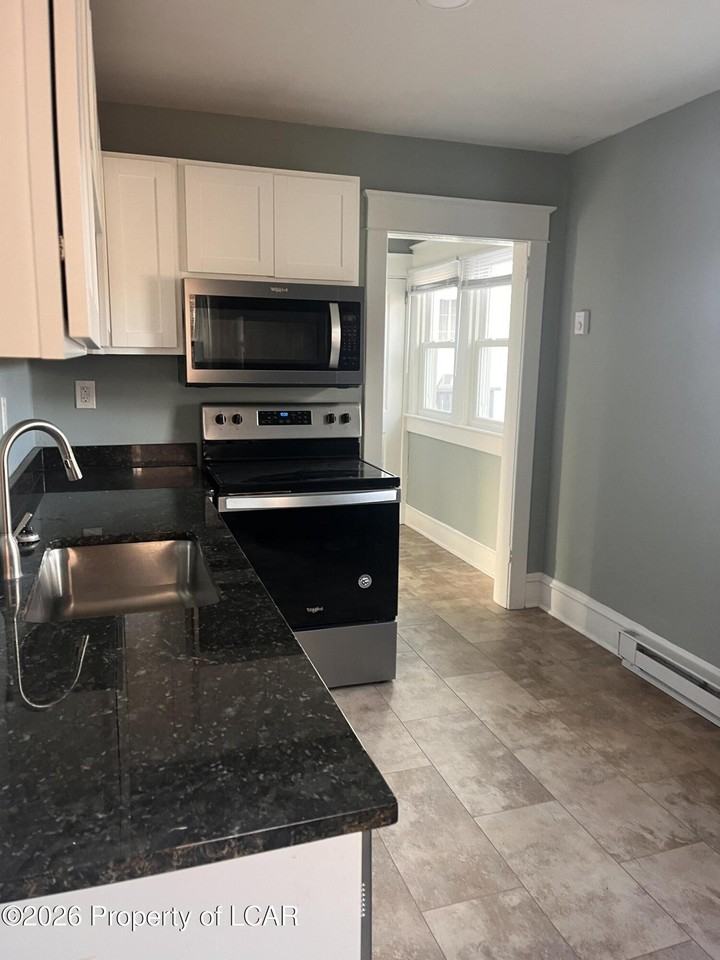 960 Wyoming Ave - Photo 6 of 8