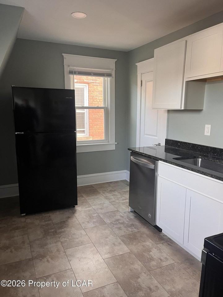 960 Wyoming Ave - Photo 7 of 8