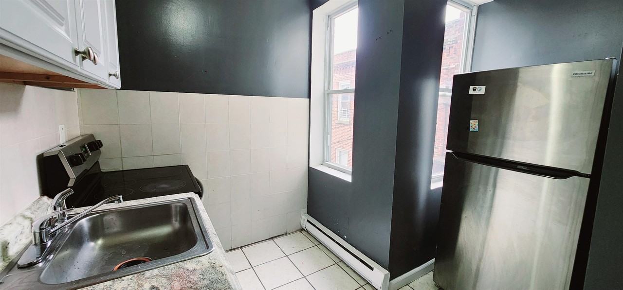 589 59th St #B2 - Photo 3 of 11