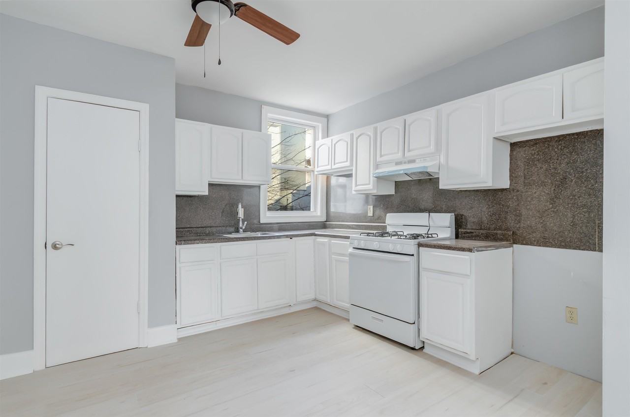 67 Andrew St - Photo 2 of 9