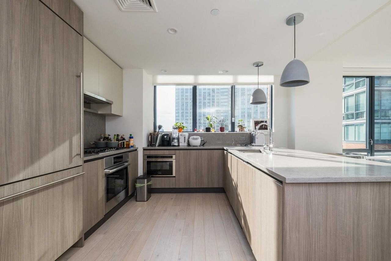 155 Bay St #1407 - Photo 4 of 28