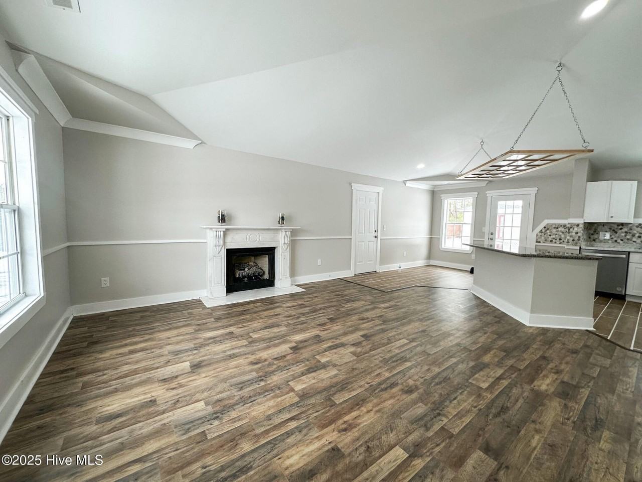 133 Corinth Dr - Photo 3 of 19