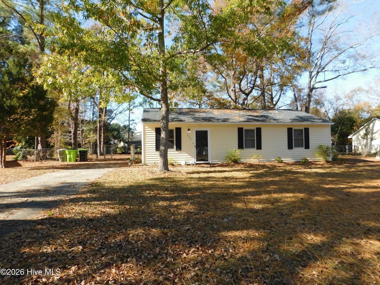 842 Halifax Cir - Photo 2 of 37