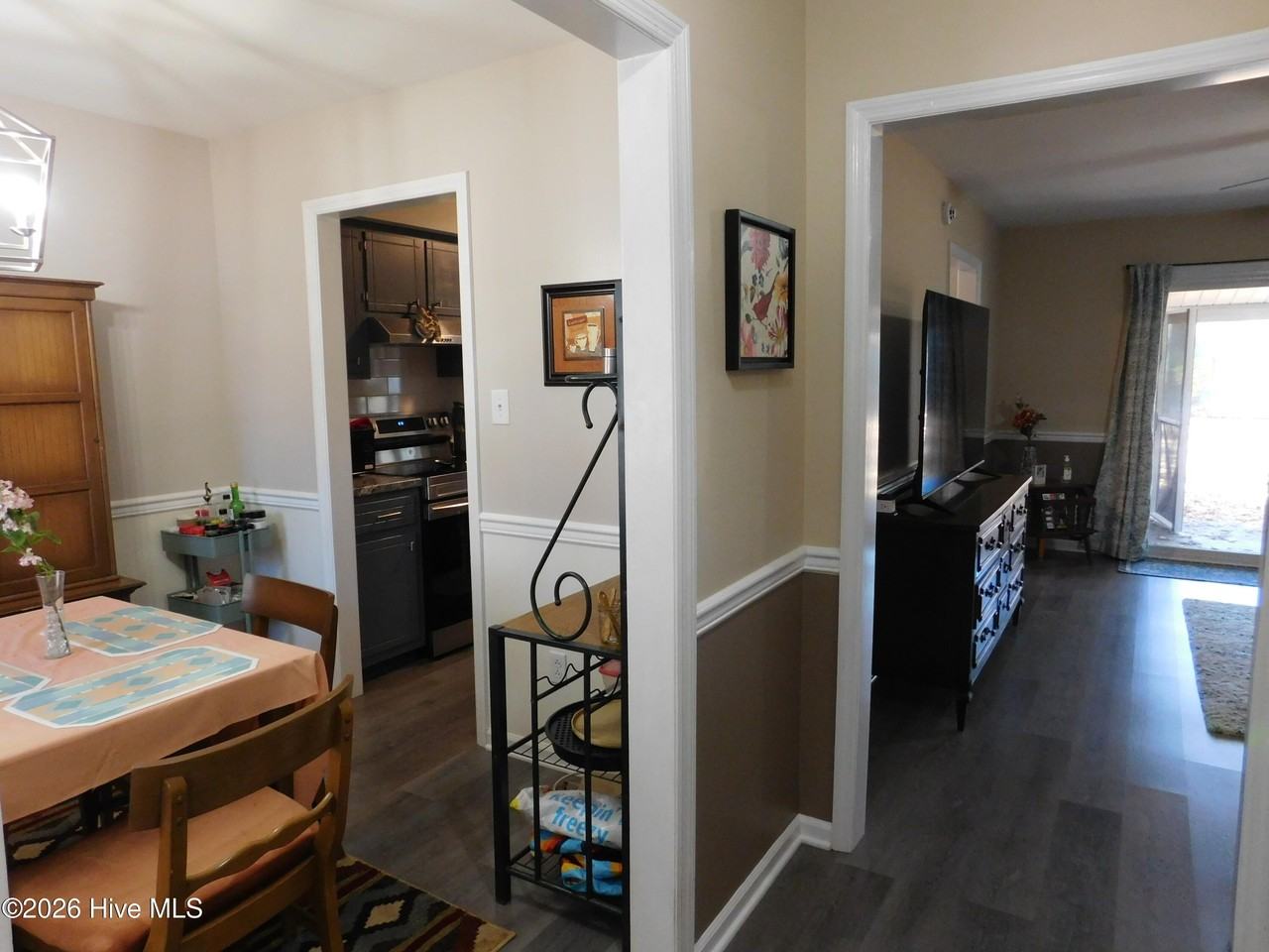 842 Halifax Cir - Photo 4 of 37