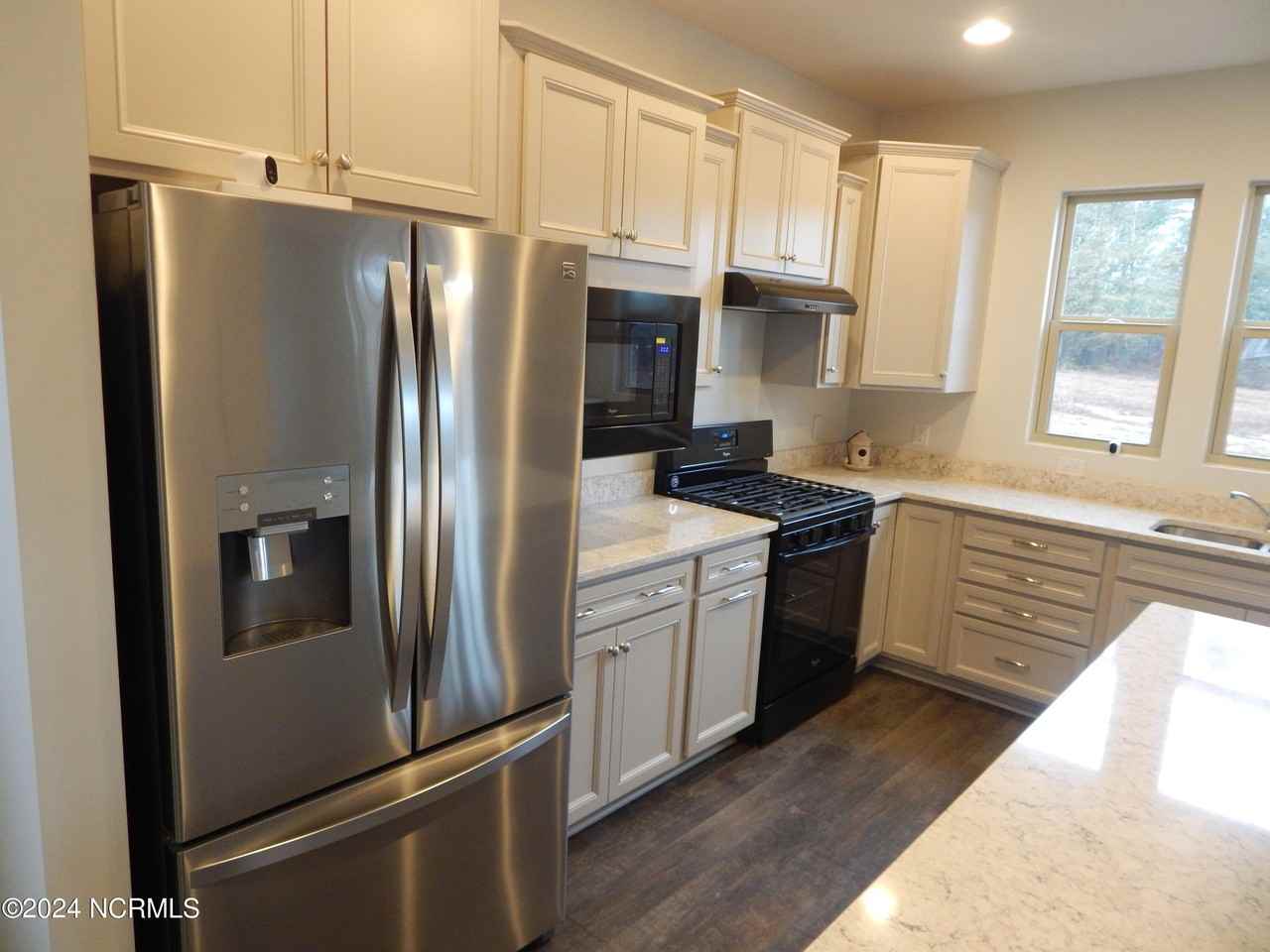 533 Lyrebird Ave - Photo 4 of 26