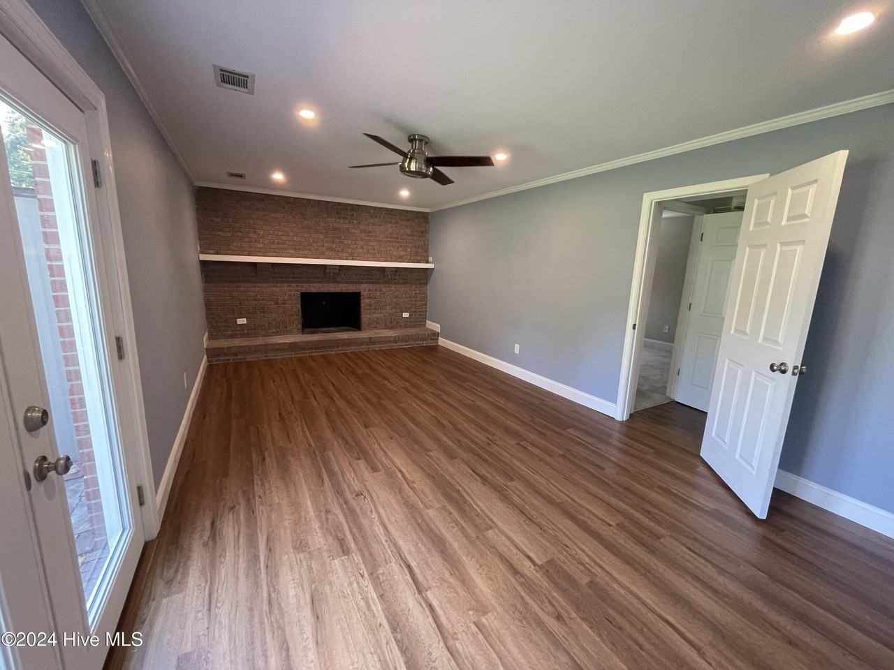 102 Deerfield Rd - Photo 5 of 22