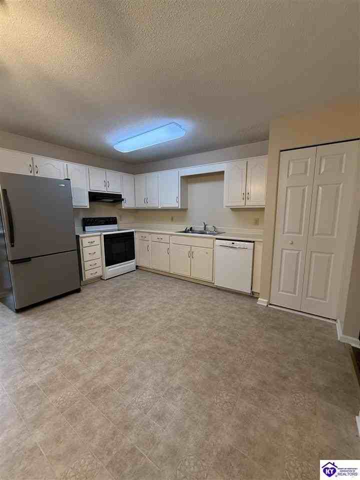 114 Monroe St - Photo 4 of 23