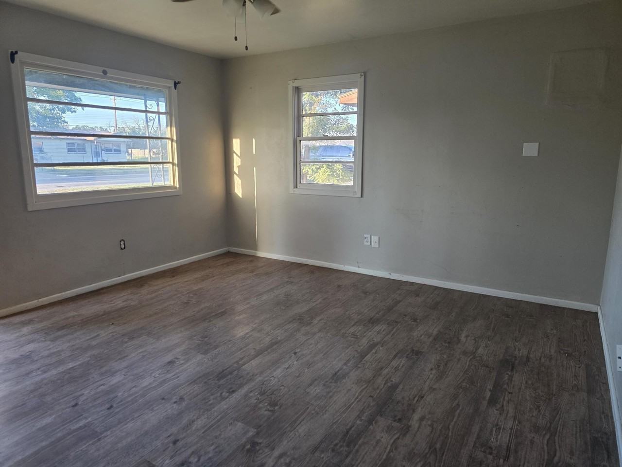 2415 E 30th St - Photo 4 of 21