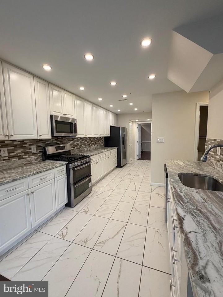 3835 Eaves Ln - Photo 5 of 19