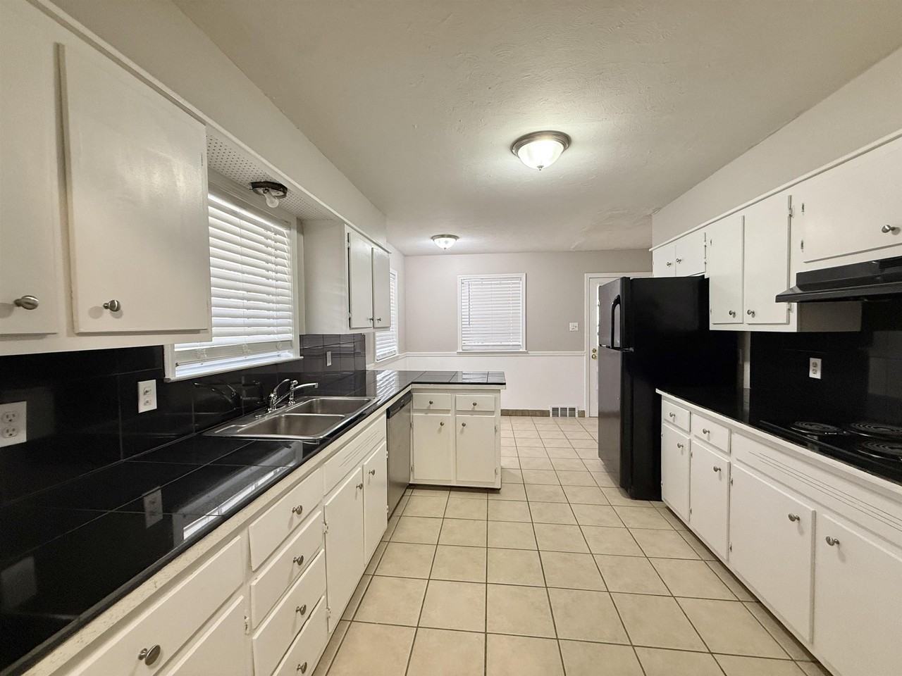 3048 Kenneth St - Photo 4 of 14