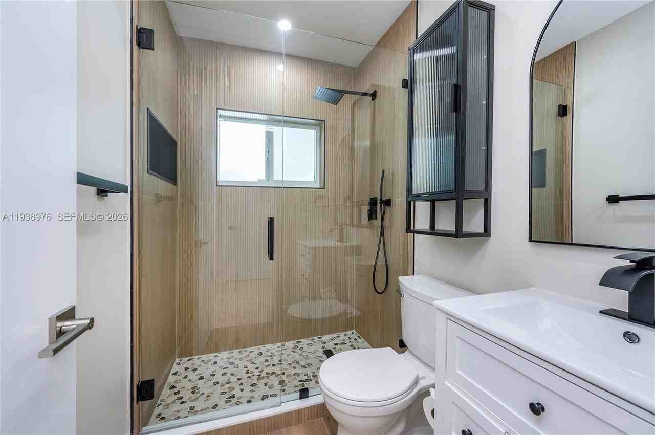 5626 Sw 69th Ave - Photo 3 of 50