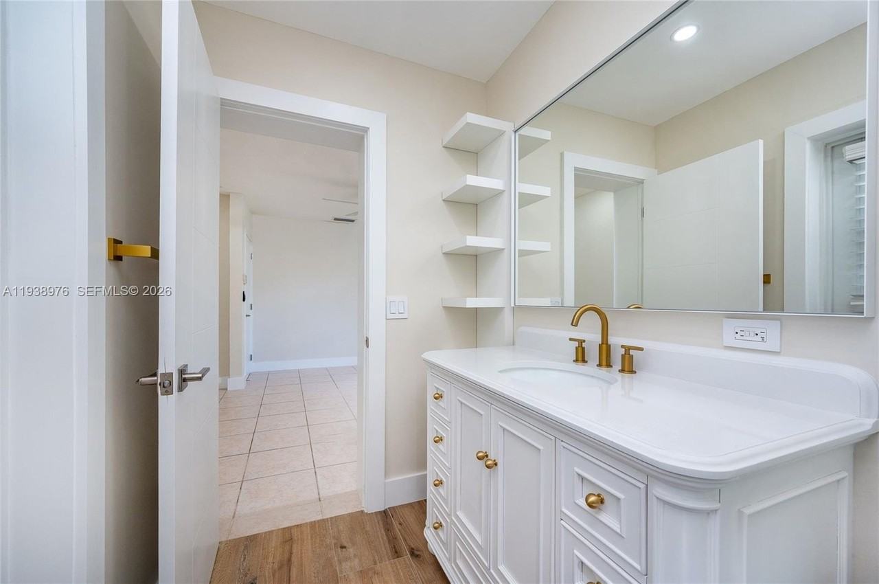 5626 Sw 69th Ave - Photo 4 of 50