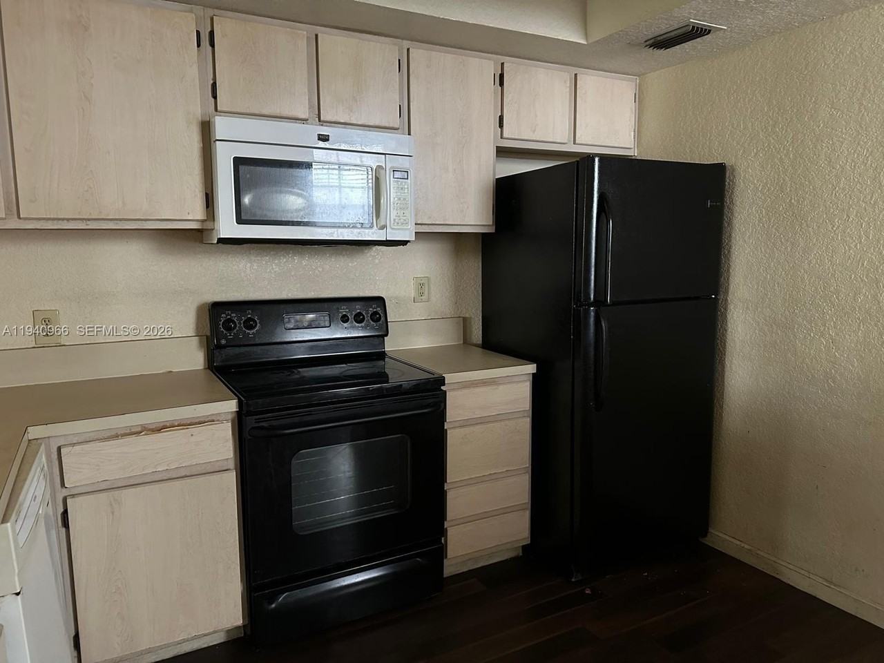 745 Sw 148th Ave #802 - Photo 4 of 12