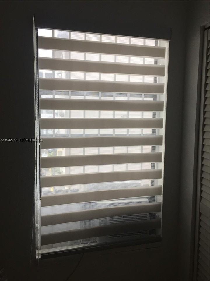 142 Sw 18th Ave #19 - Photo 3 of 11