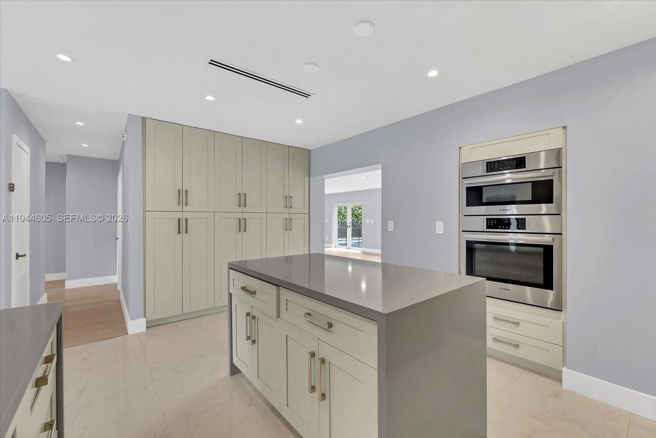 10330 Sw 51st St - Photo 7 of 40