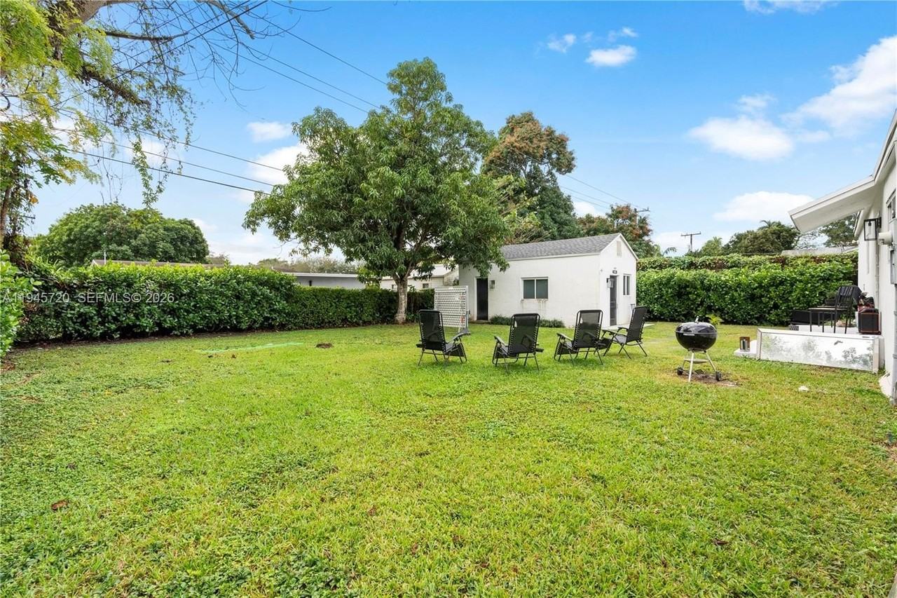 5854 Sw 62nd St - Photo 4 of 15